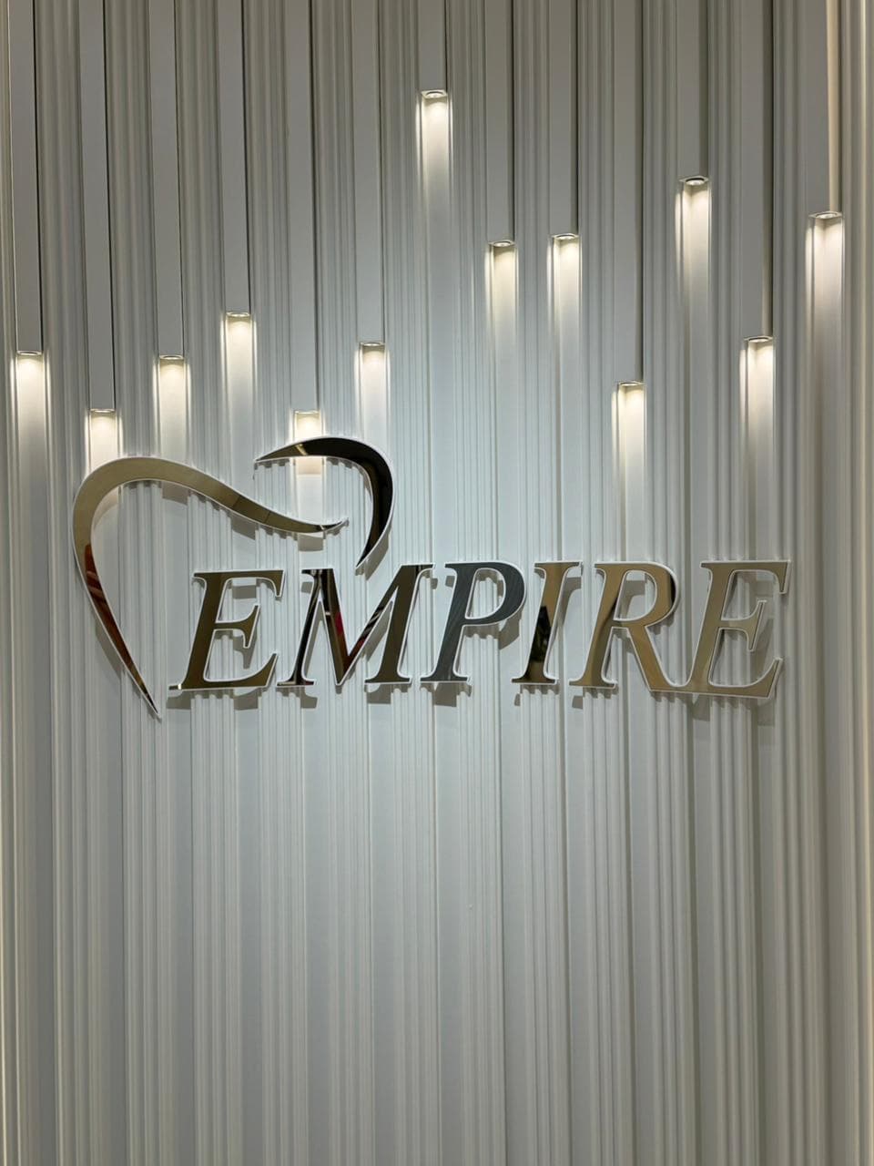 Goldenes Empire-Logo auf gerippter Akzentwand