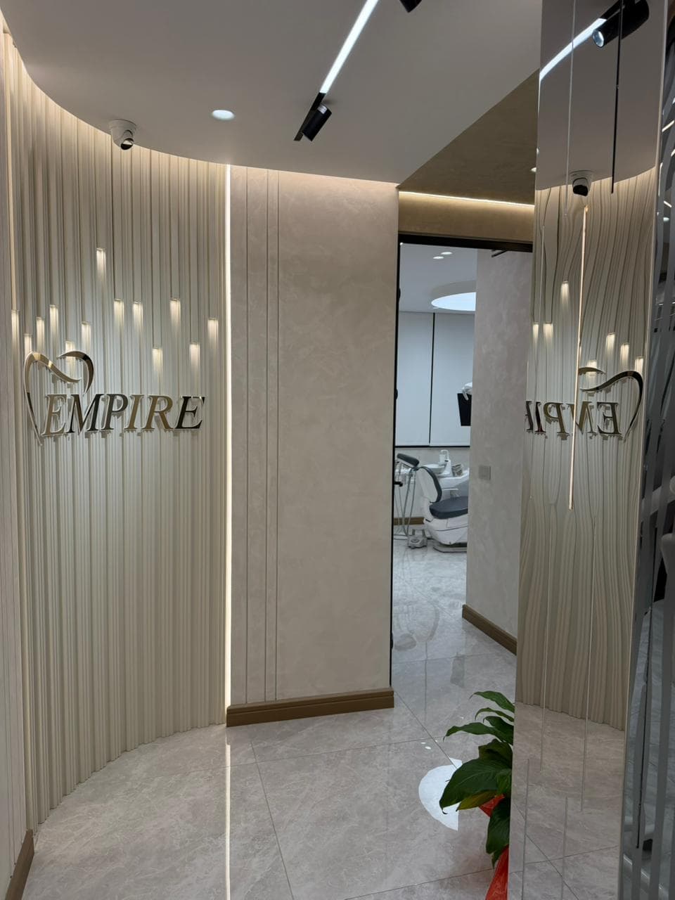 Empire-Eingang mit beleuchtetem Logo