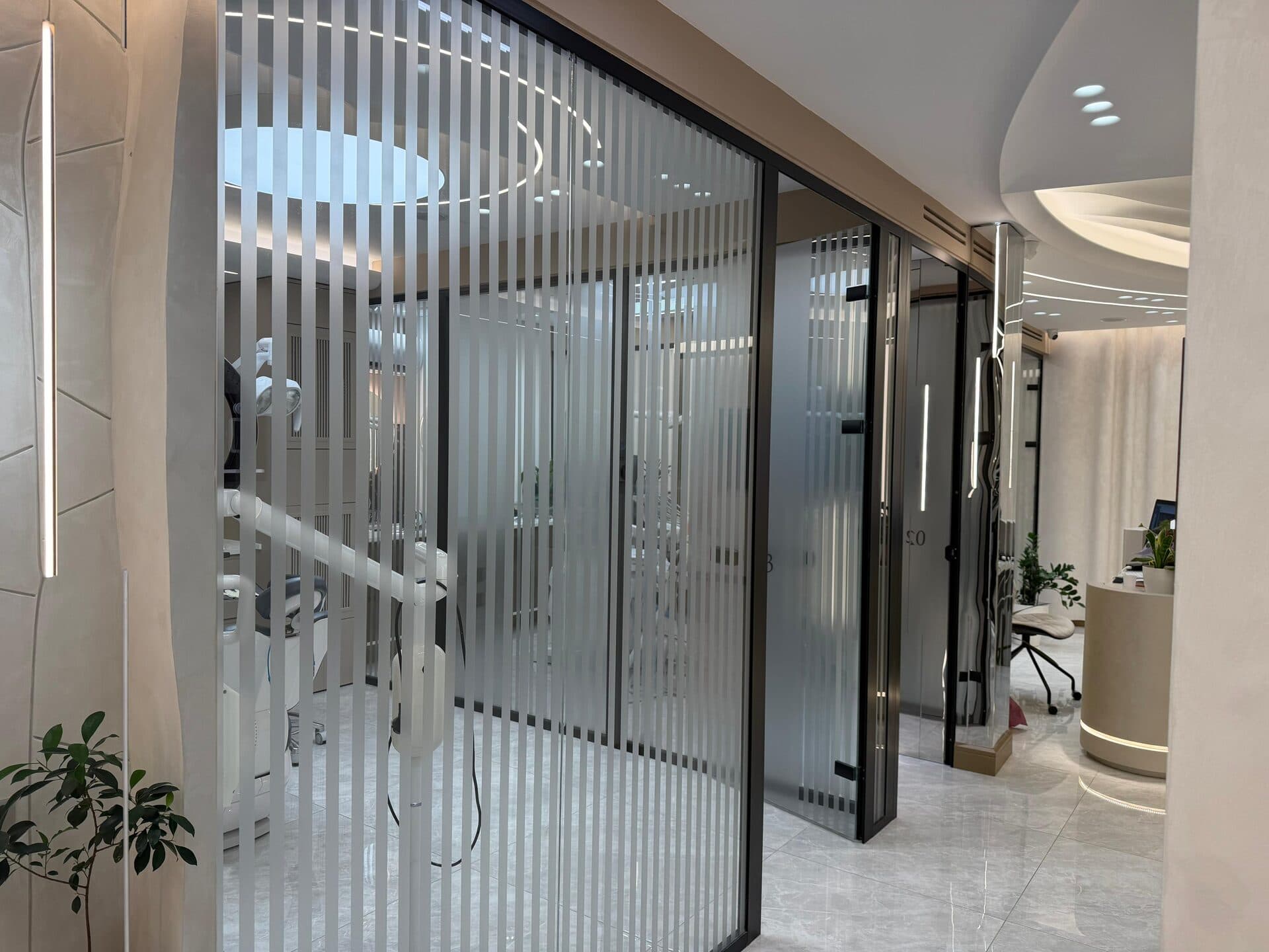 Dhomat moderne të trajtimit të klinikës Empire Dental me pajisje të fundit