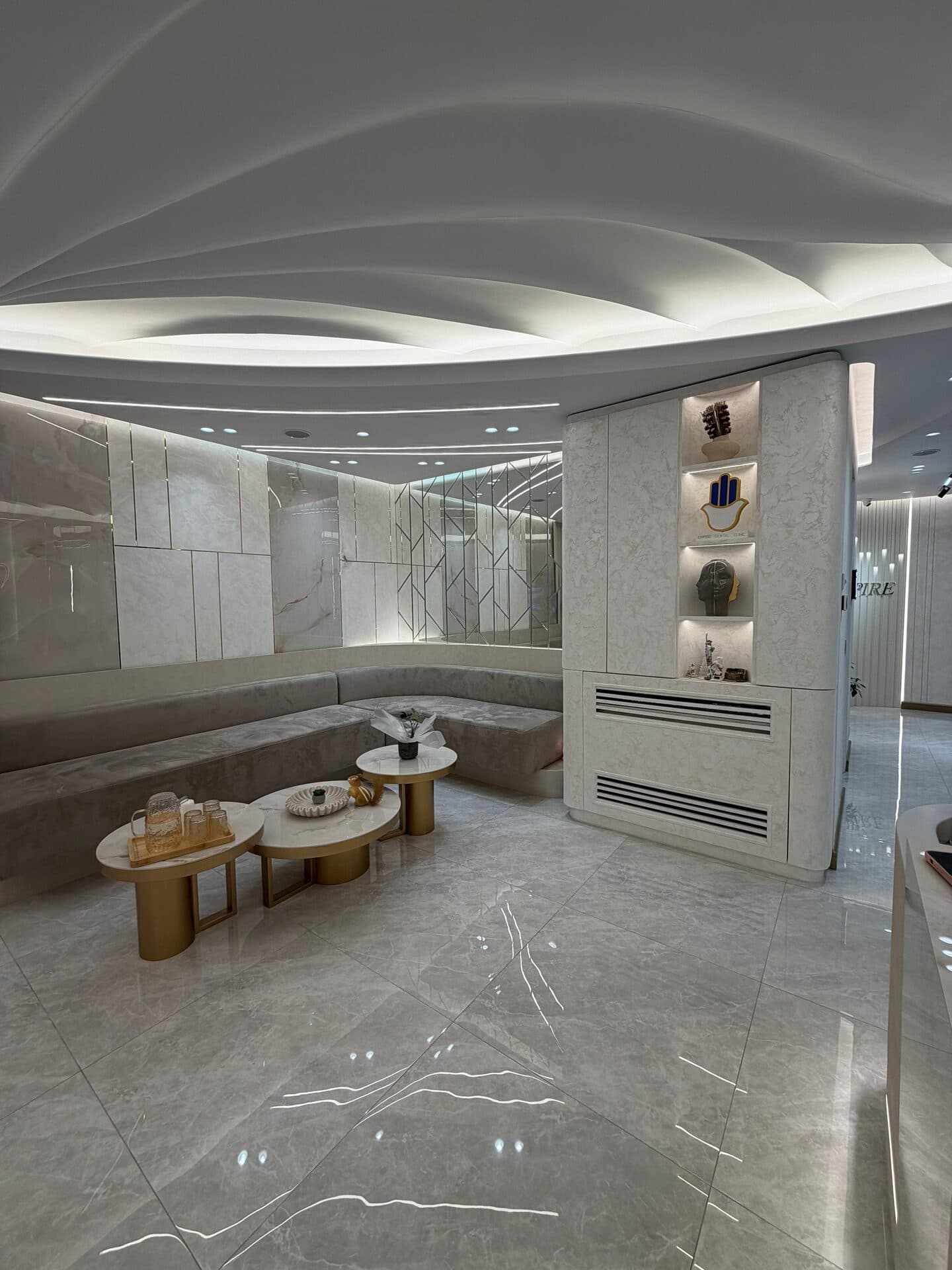 Salla e pritjes luksioze e klinikës Empire Dental në Tiranë